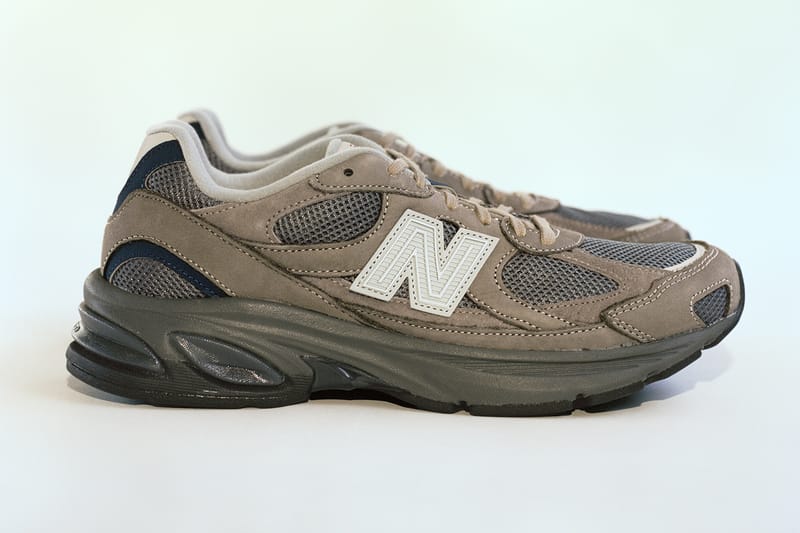 카키스 x 뉴발란스 앱졸브 2010 ‘데이 투어’ 공개