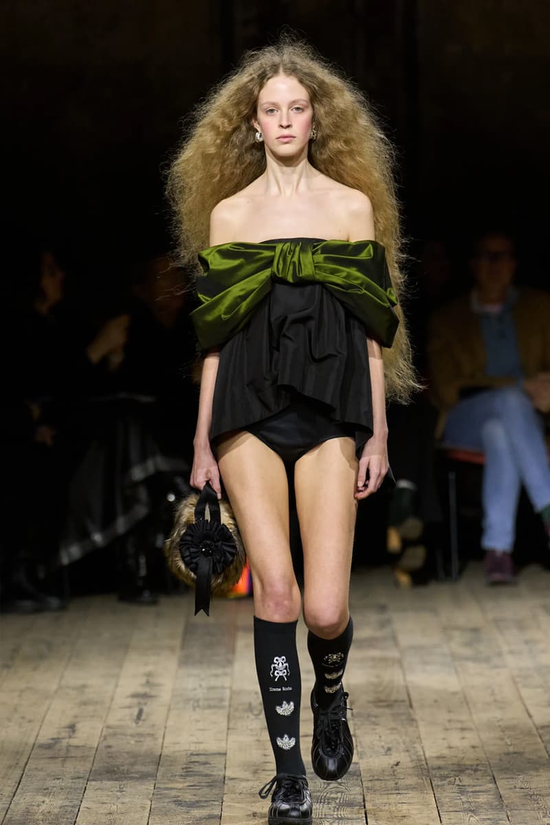 시몬 로샤 2026 가을 컬렉션 공개