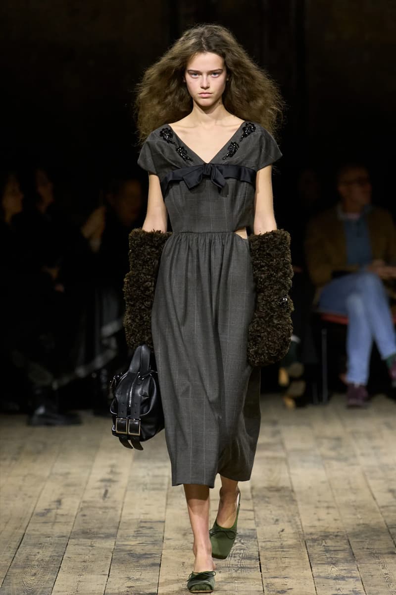 시몬 로샤 2026 가을 컬렉션 공개