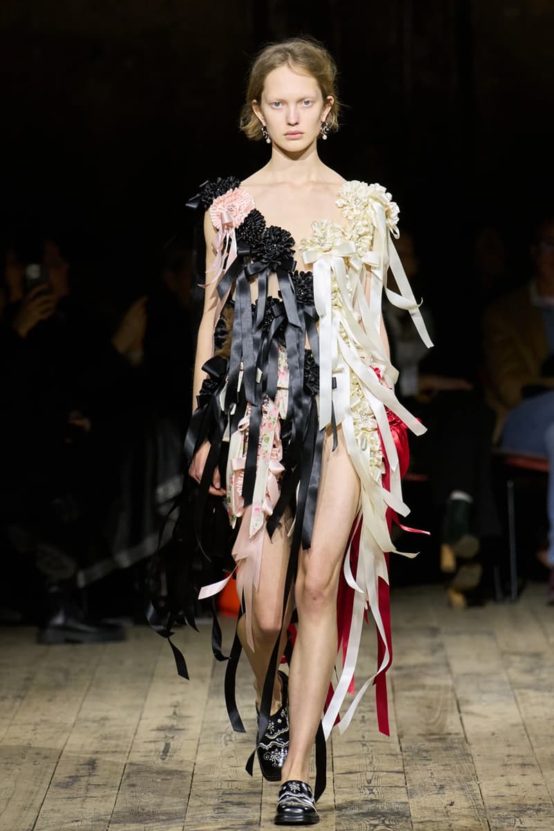 시몬 로샤 2026 가을 컬렉션 공개