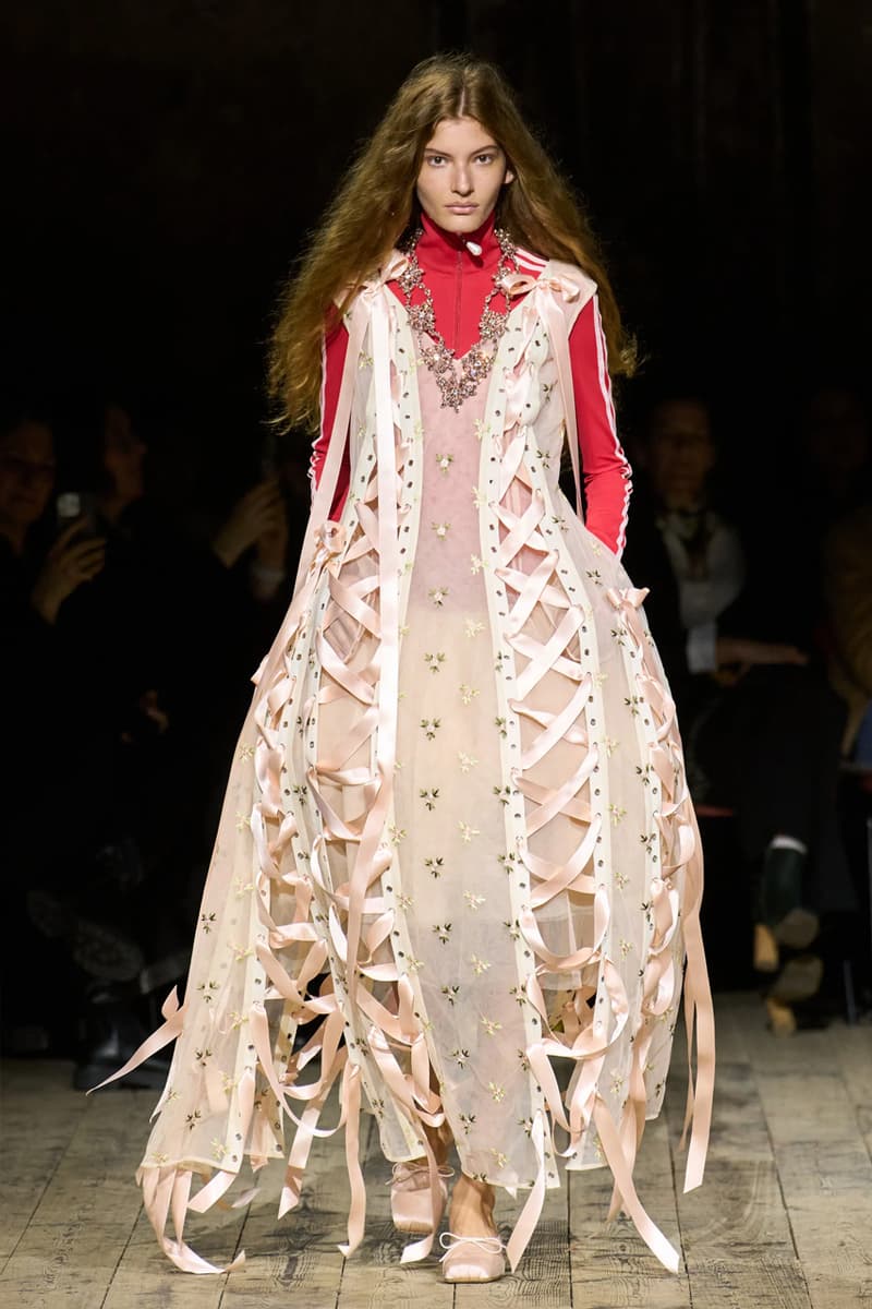 시몬 로샤 2026 가을 컬렉션 공개