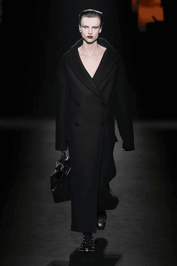 발렌시아가 FW26, 피에르 파올로 피치올리가 그려낸 ‘유포리아’적 드라마