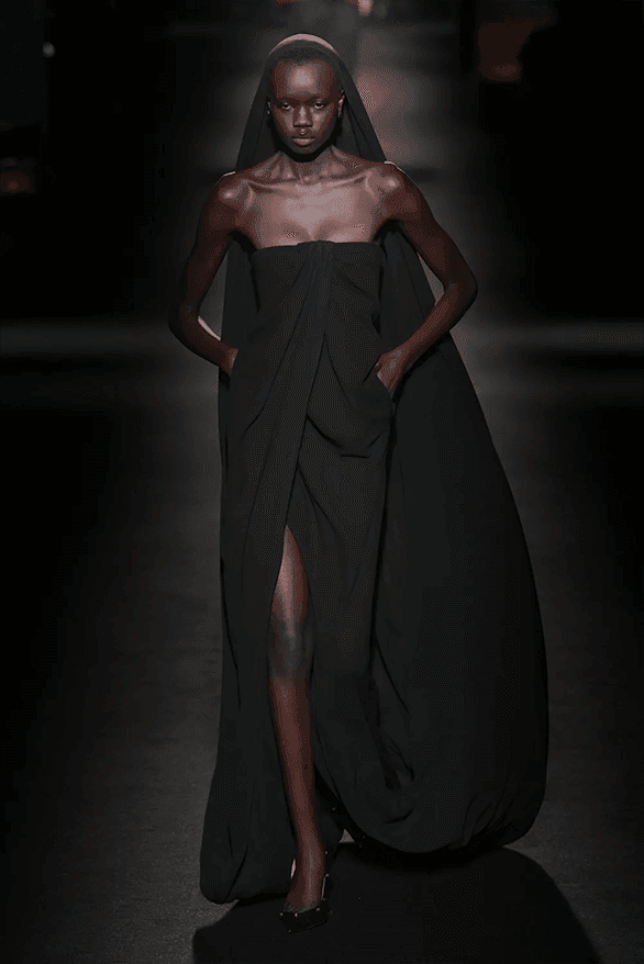 발렌시아가 FW26, 피에르 파올로 피치올리가 그려낸 ‘유포리아’적 드라마