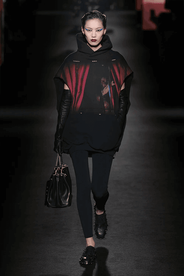 발렌시아가 FW26, 피에르 파올로 피치올리가 그려낸 ‘유포리아’적 드라마