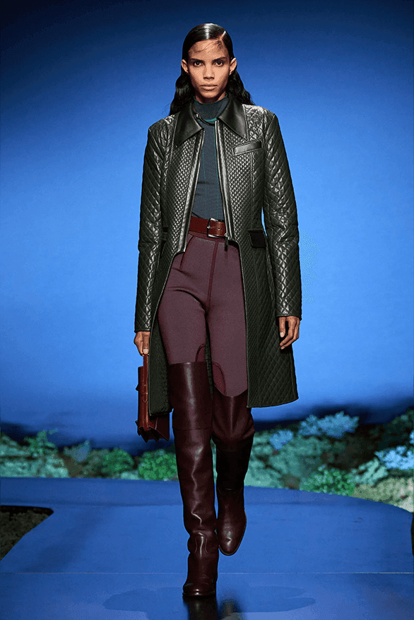 에르메스 FW26, 달빛 아래 펼쳐진 현대적 여성미의 찬가