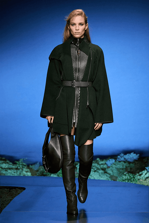 에르메스 FW26, 달빛 아래 펼쳐진 현대적 여성미의 찬가