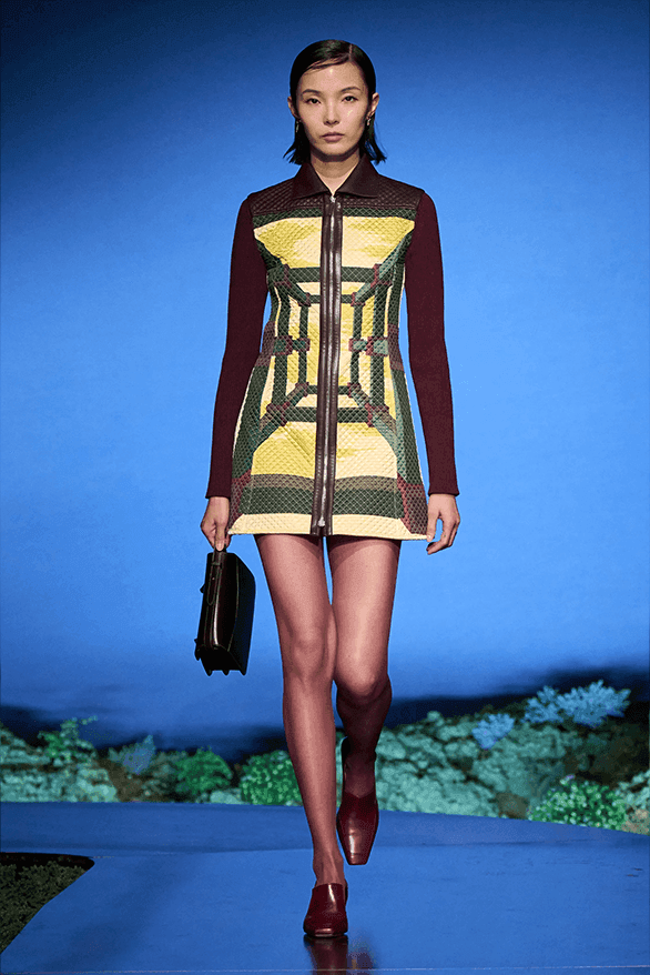 에르메스 FW26, 달빛 아래 펼쳐진 현대적 여성미의 찬가