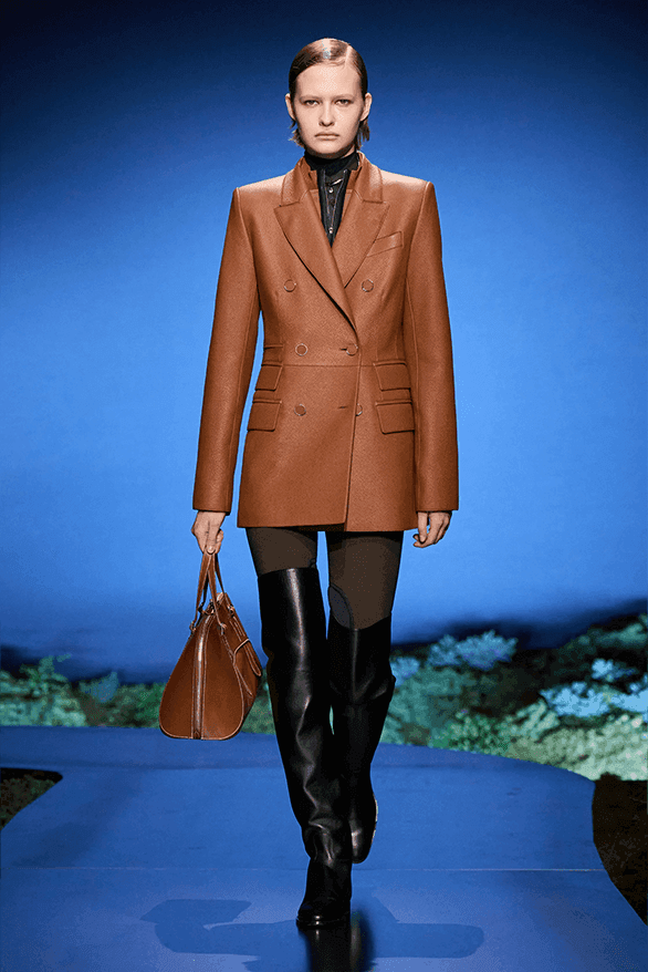 에르메스 FW26, 달빛 아래 펼쳐진 현대적 여성미의 찬가