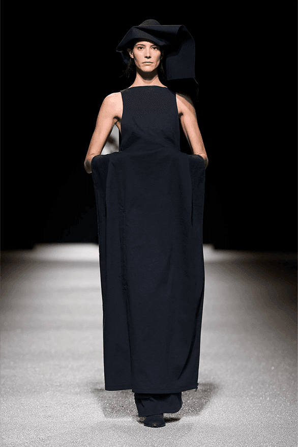 이세이 미야케 FW26, '미완성'의 미학으로 던지는 본질적인 질문