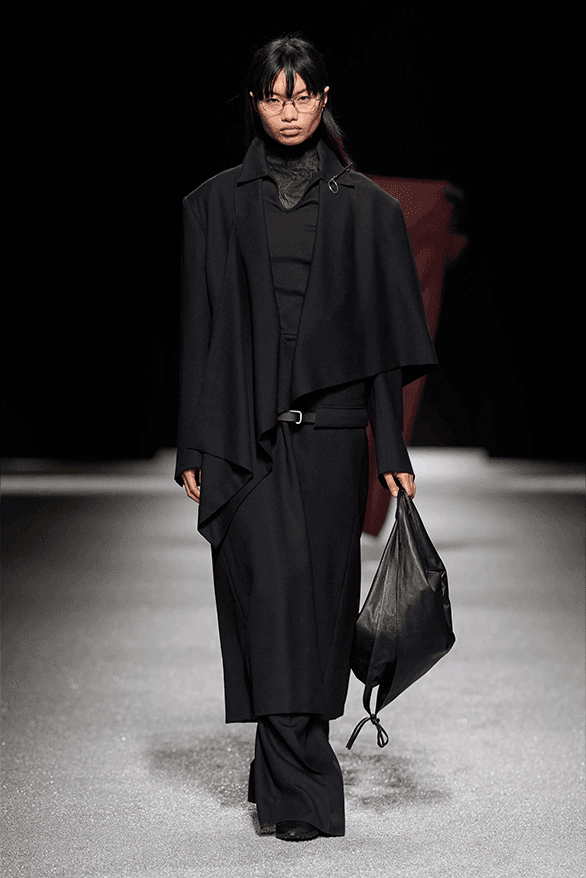 이세이 미야케 FW26, '미완성'의 미학으로 던지는 본질적인 질문