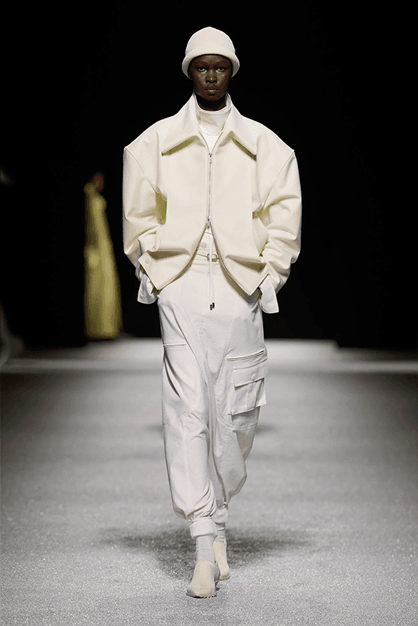 이세이 미야케 FW26, '미완성'의 미학으로 던지는 본질적인 질문