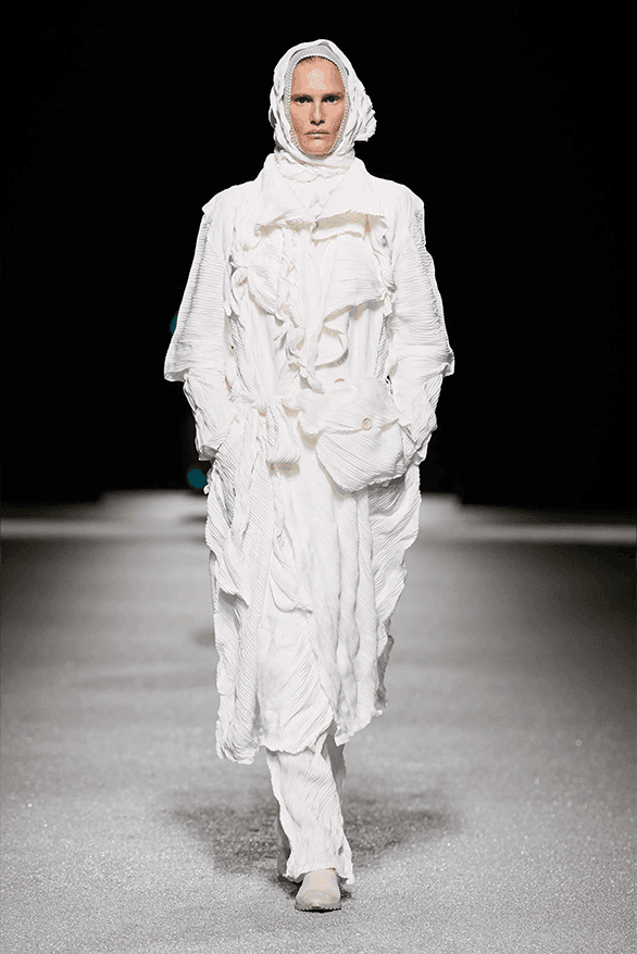 이세이 미야케 FW26, '미완성'의 미학으로 던지는 본질적인 질문