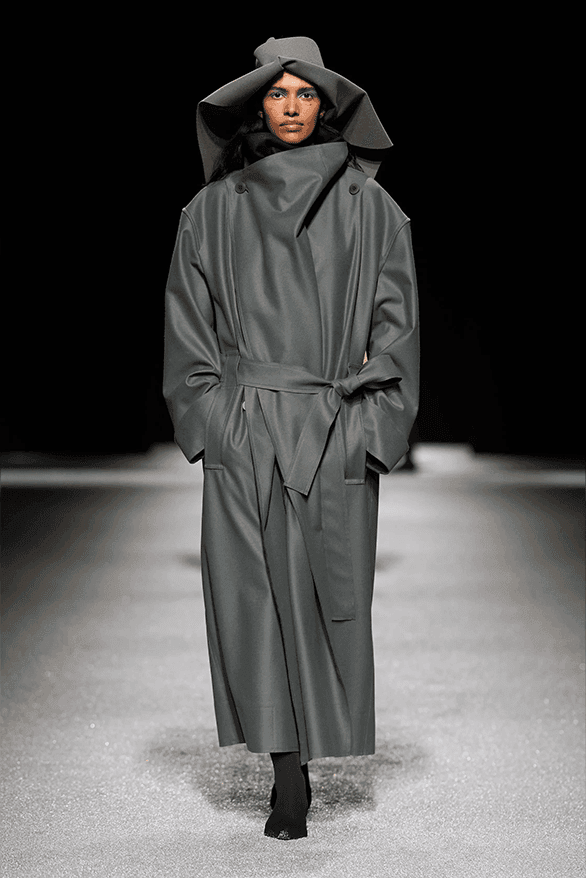 이세이 미야케 FW26, '미완성'의 미학으로 던지는 본질적인 질문