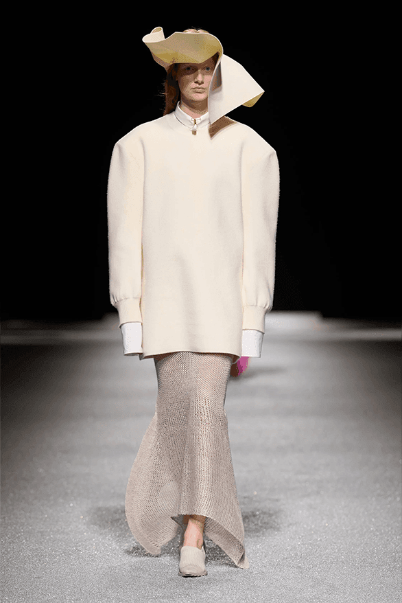 이세이 미야케 FW26, '미완성'의 미학으로 던지는 본질적인 질문