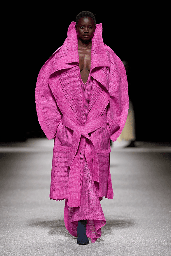 이세이 미야케 FW26, '미완성'의 미학으로 던지는 본질적인 질문