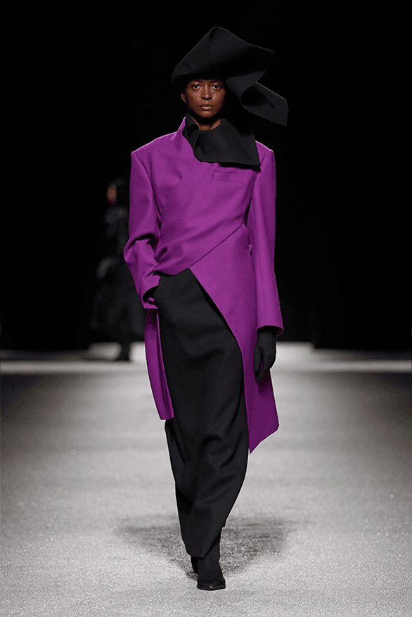 이세이 미야케 FW26, '미완성'의 미학으로 던지는 본질적인 질문