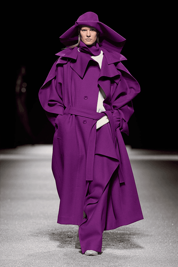 이세이 미야케 FW26, '미완성'의 미학으로 던지는 본질적인 질문