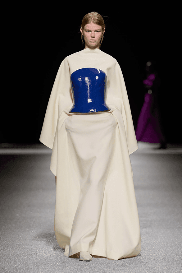 이세이 미야케 FW26, '미완성'의 미학으로 던지는 본질적인 질문