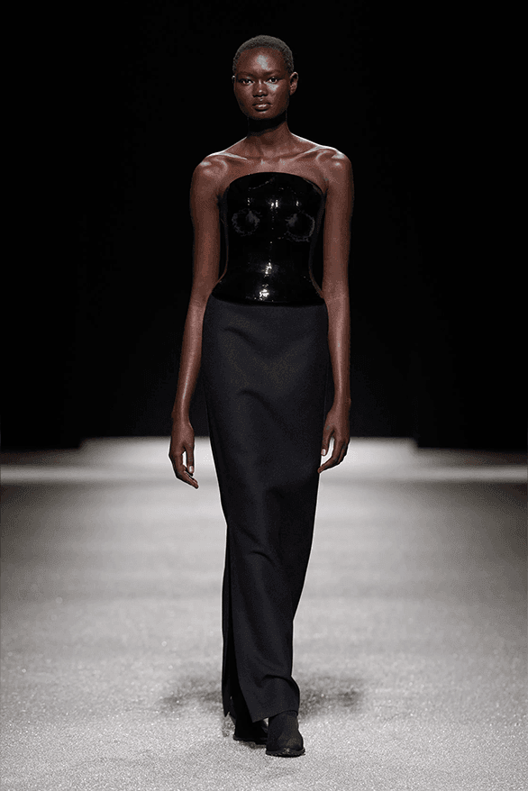 이세이 미야케 FW26, '미완성'의 미학으로 던지는 본질적인 질문