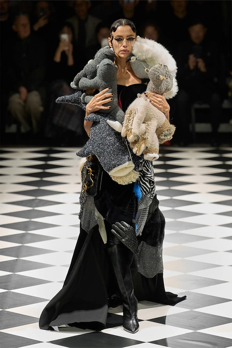 준야 와타나베 FW26, ‘아상블라주 오트쿠튀르’가 선사하는 설계된 혼돈