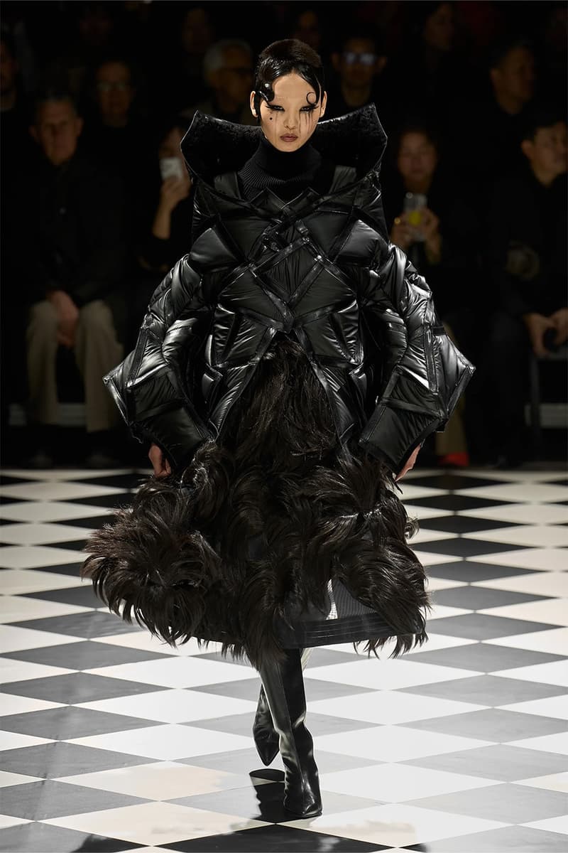 준야 와타나베 FW26, ‘아상블라주 오트쿠튀르’가 선사하는 설계된 혼돈