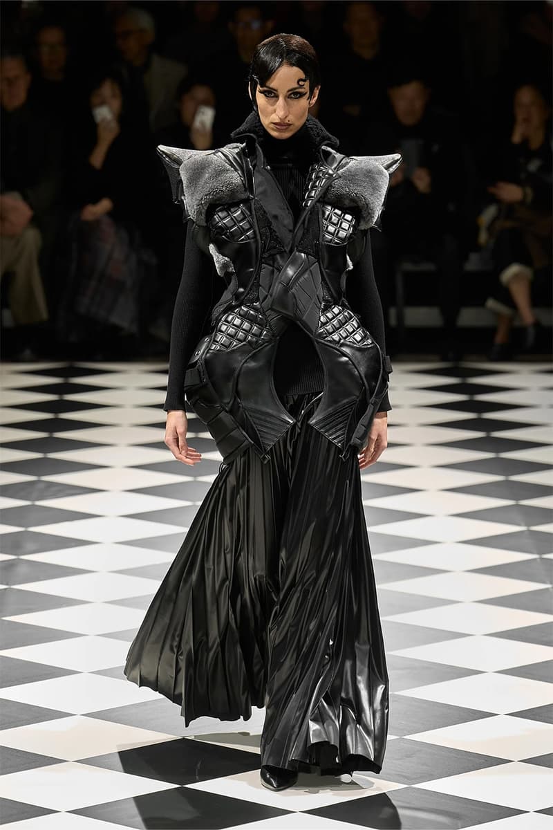 준야 와타나베 FW26, ‘아상블라주 오트쿠튀르’가 선사하는 설계된 혼돈