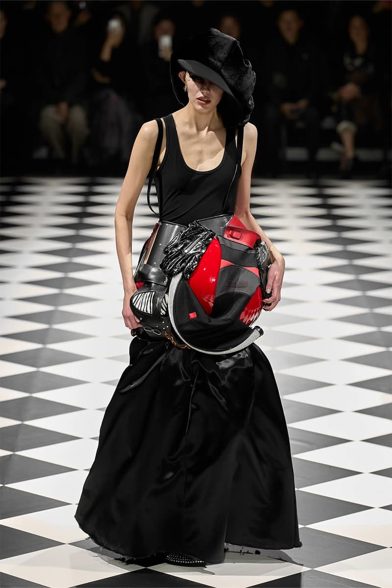 준야 와타나베 FW26, ‘아상블라주 오트쿠튀르’가 선사하는 설계된 혼돈
