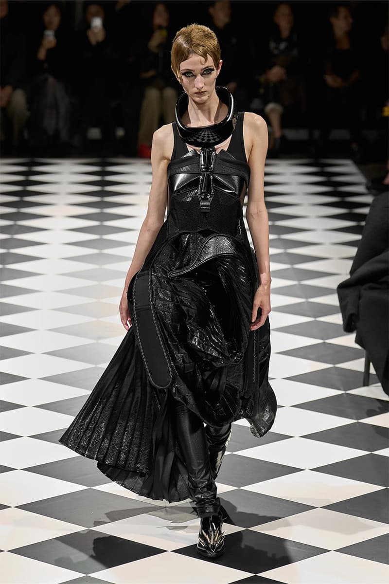 준야 와타나베 FW26, ‘아상블라주 오트쿠튀르’가 선사하는 설계된 혼돈