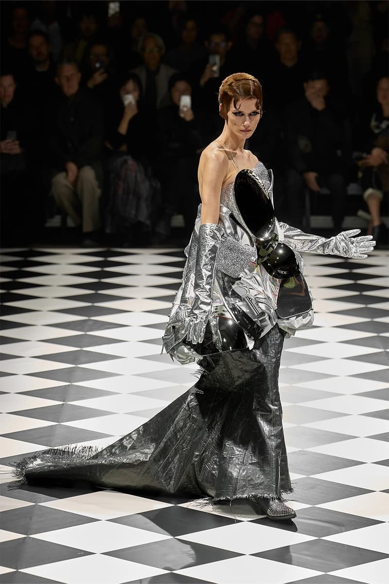 준야 와타나베 FW26, ‘아상블라주 오트쿠튀르’가 선사하는 설계된 혼돈