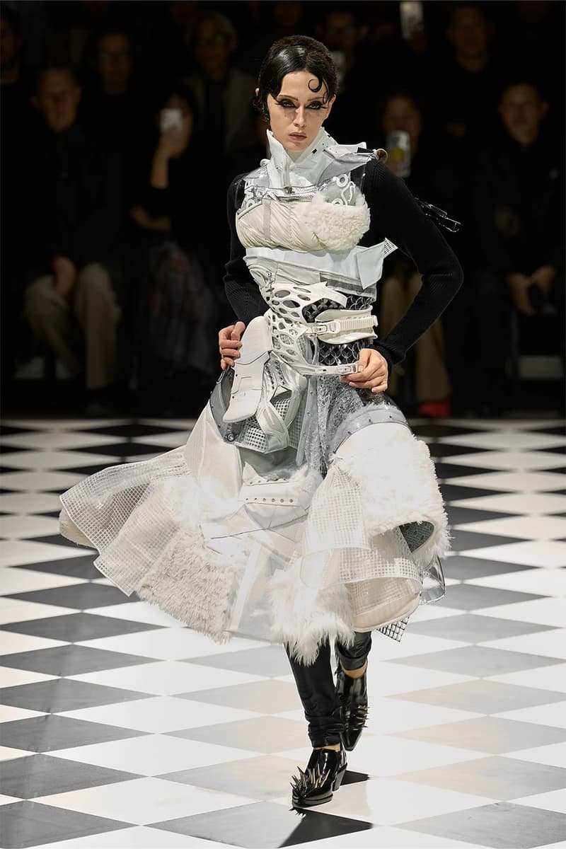 준야 와타나베 FW26, ‘아상블라주 오트쿠튀르’가 선사하는 설계된 혼돈
