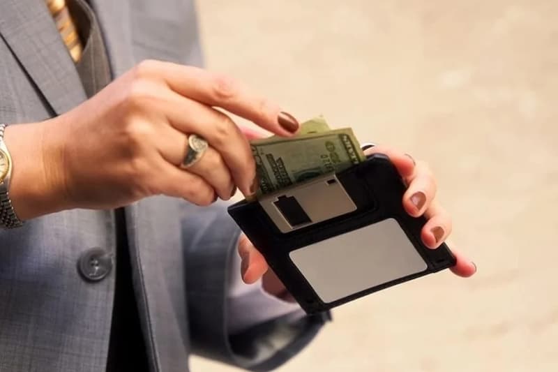 빔스, 플로피 디스크를 닮은 지갑 출시