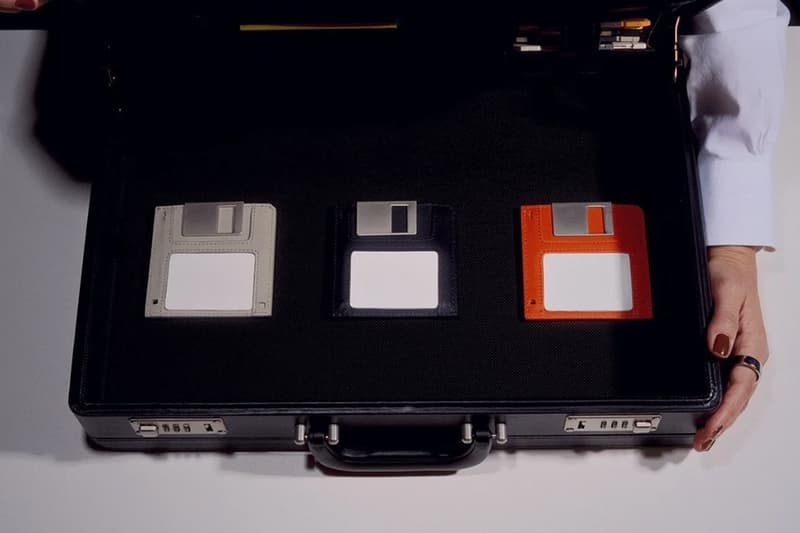 빔스, 플로피 디스크를 닮은 지갑 출시