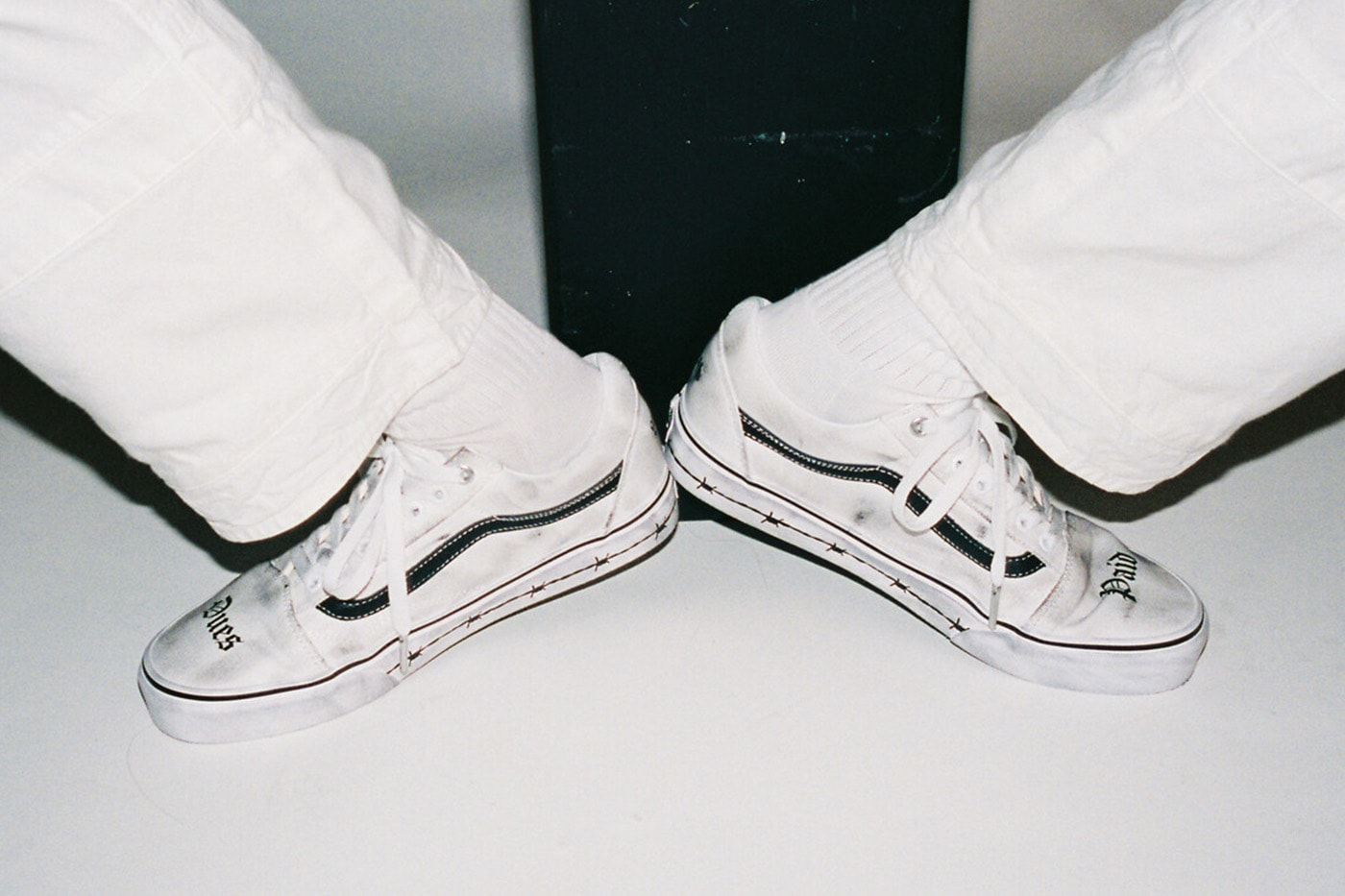 Travis Barker가 재해석한 새하얀 Vans Old Skool 공개