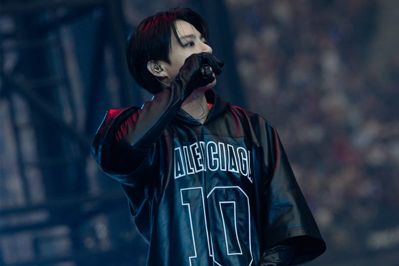 BTS 정국, 파리 공연서 발렌시아가 커스텀 룩 착용