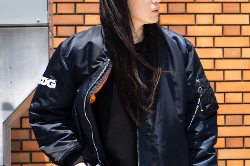CDG와 Alpha Industries, 새로운 네이비 바이어스 컷 MA-1 협업 재출시
