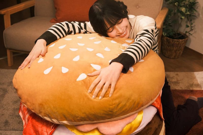 맥도날드 재팬, 지름 70cm 츠키미 버거 봉제 인형 선보여