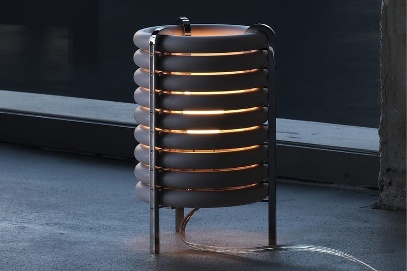Nilikha nina Akasaki & Vanhuyse ang WA Table Lamp mula sa in-upcycle na strap handle ng tren