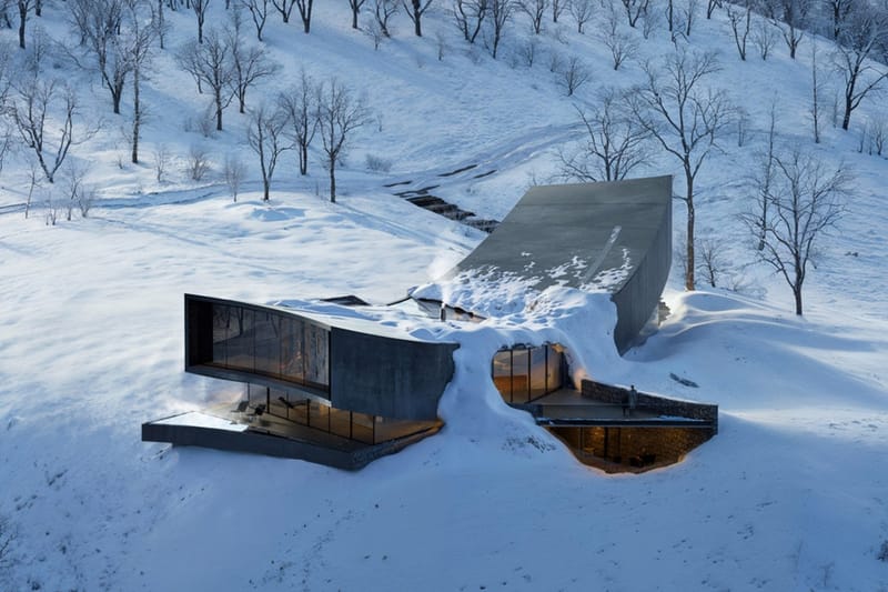 Ski-In na Chill Vibes at Bespoke Design sa NOT A HOTEL RUSUTSU ni Snøhetta