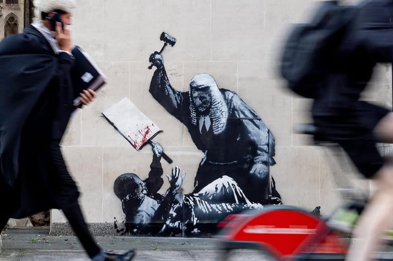 Bagong mural ni Banksy, biglang lumitaw sa Royal Courts of Justice ng London