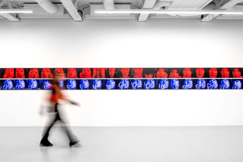 Ipinapakita ni Marina Abramović ang 1,200 still na larawan sa makasaysayang eksibisyon sa Saatchi Yates, London