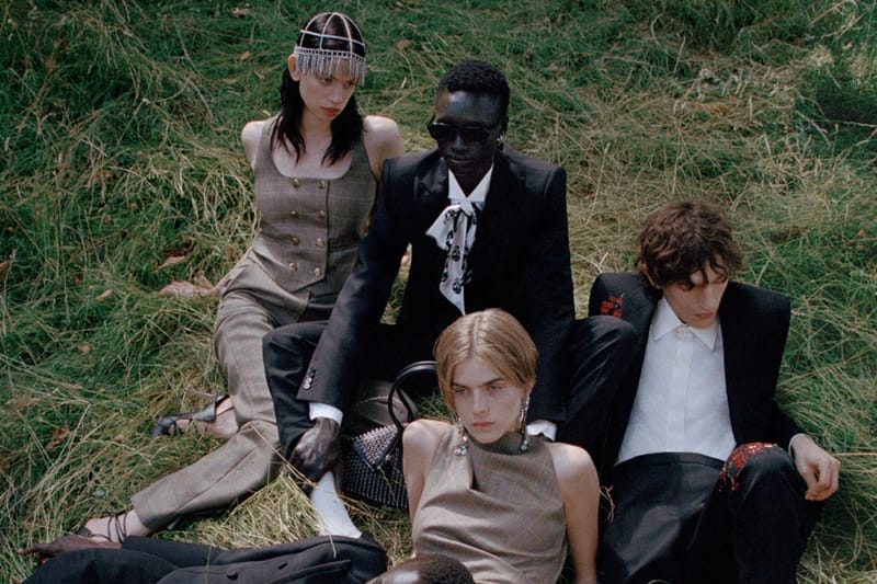 Dadalin Ka ng McQueen SS26 Pre-Collection sa Isang Enggrandeng British Stately Home