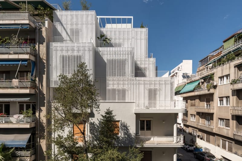 Binabalutan ng Arid na “Veil” ang Isang Mid‑Century Corner Building sa Patissia District ng Athens