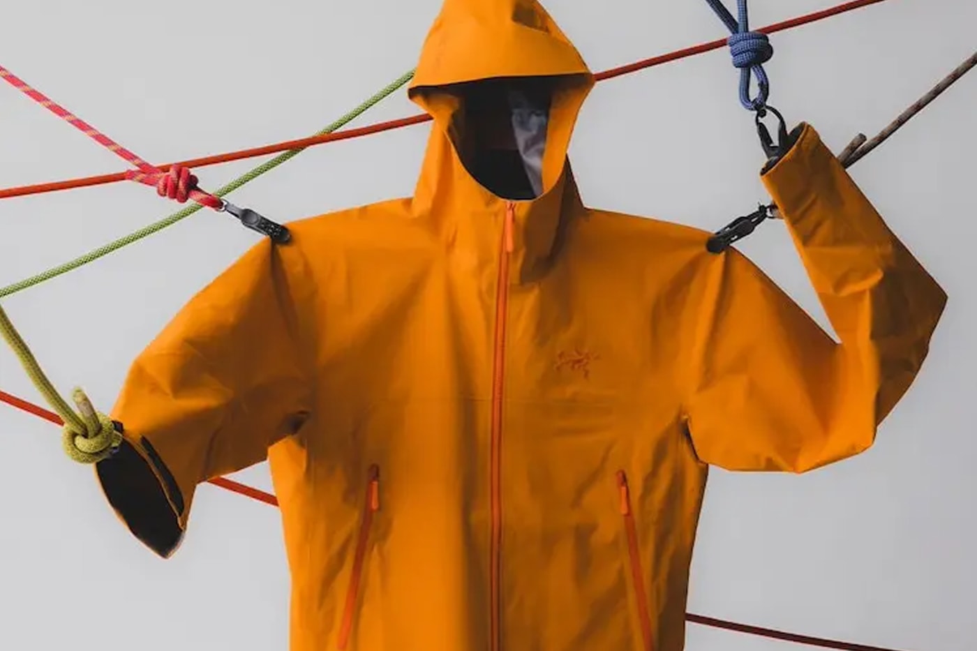 ARC'TERYX at BEAMS Ibinunyag ang Eksklusibong “Blaze” Beta Jacket para sa SS26