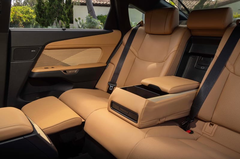 Lexus ES 350e: Rolls-Royce na karangyaan sa presyong halos 1/10 lang