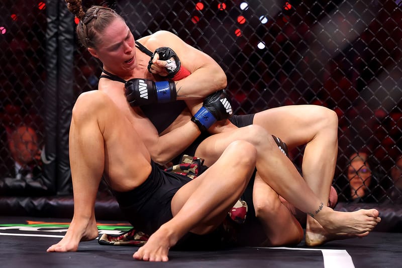 Vintage na 17-Second Finish: Ronda Rousey iwinasiwas si Gina Carano sa Matagal nang Inabangang MMA Comeback