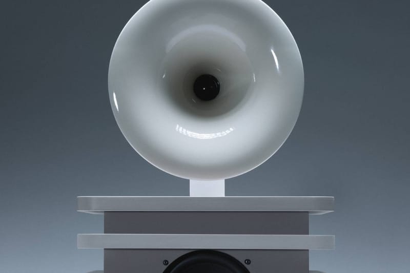 Silence Please at ang Hum Speaker ni Kouros Maghsoudi: Isang Brutalist Audio Spectacle