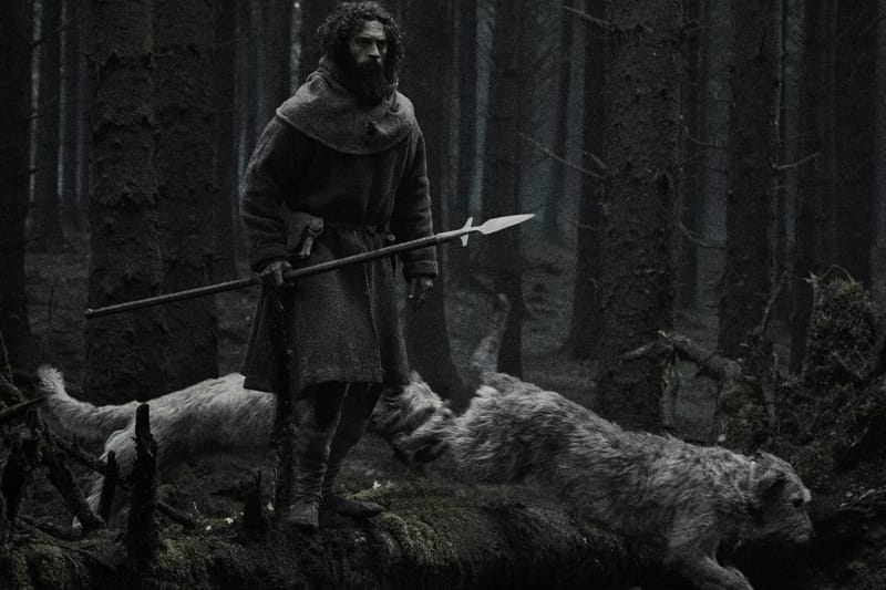 Halos Hindi Makilala si Aaron Taylor‑Johnson sa Unang Sulyap sa ‘Werwulf’ ni Robert Eggers