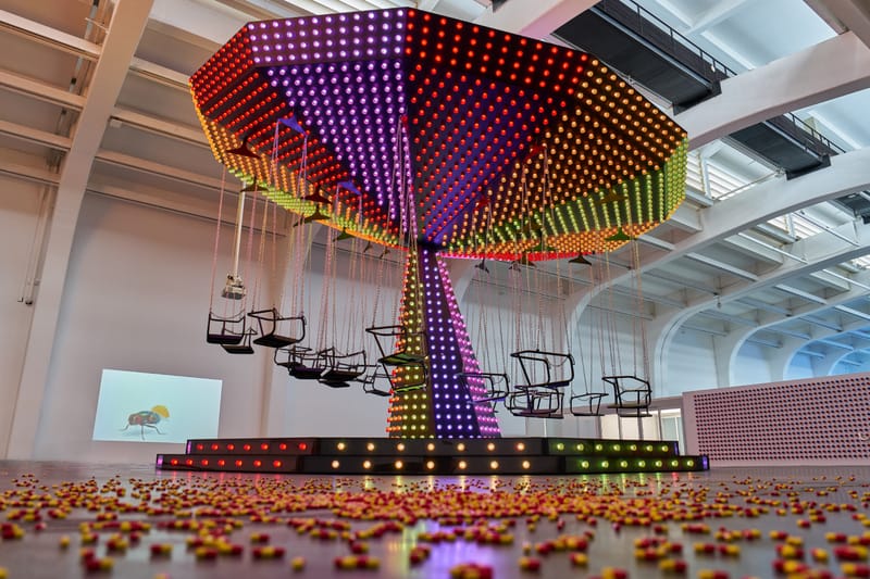 Hinati ni Carsten Höller ang UCCA Beijing sa Dalawang Magkatabing Mundong Makulay at Monokromo