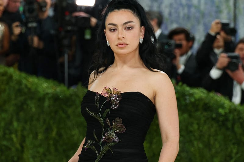 Charli XCX Pinagdurugtong ang Musika, Fashion at Pelikula para sa Eksklusibong Album Listening Sessions