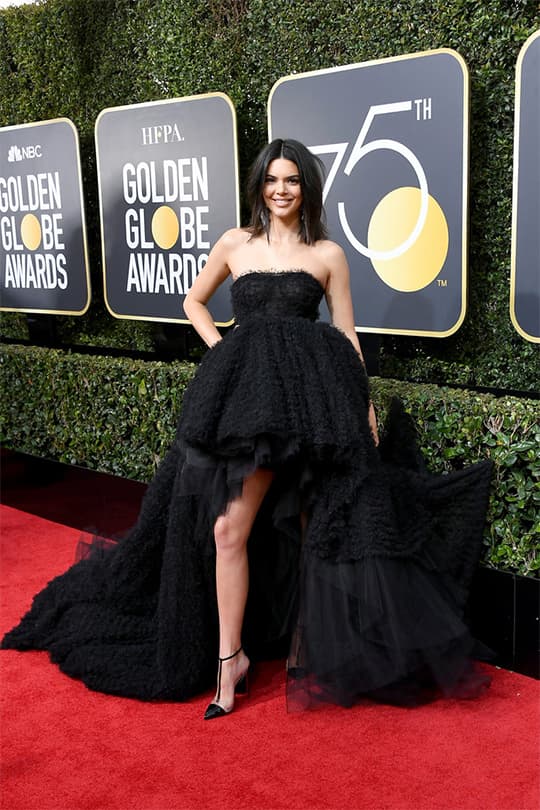 2018 第75 屆金球獎 女星們發起Time's up 運動 以全黑造型現身紅地毯聲援性侵受害者